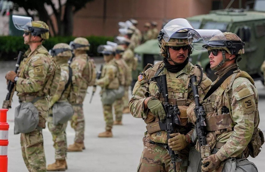 Trump und das Pentagon planen die Entsendung von Truppen nach Chicago.. und demokratische Beamte lehnen ab und verurteilen