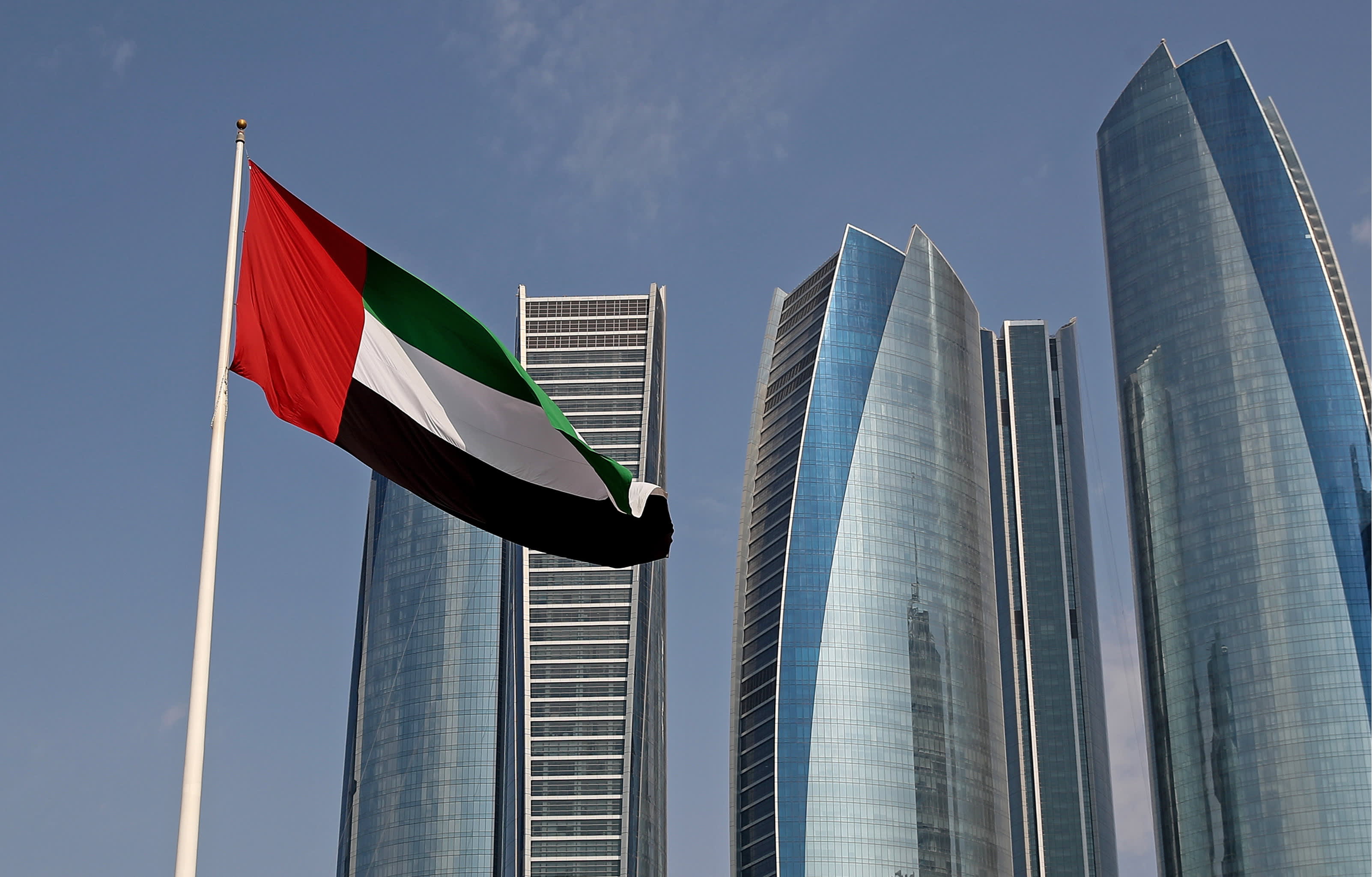Cierre del espacio aéreo de los Emiratos Árabes Unidos después del ataque iraní a las bases estadounidenses en Catar