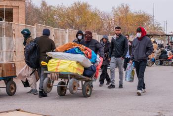 Informe de la ONU: Los talibanes violan los derechos de los afganos repatriados con torturas y detenciones arbitrarias
