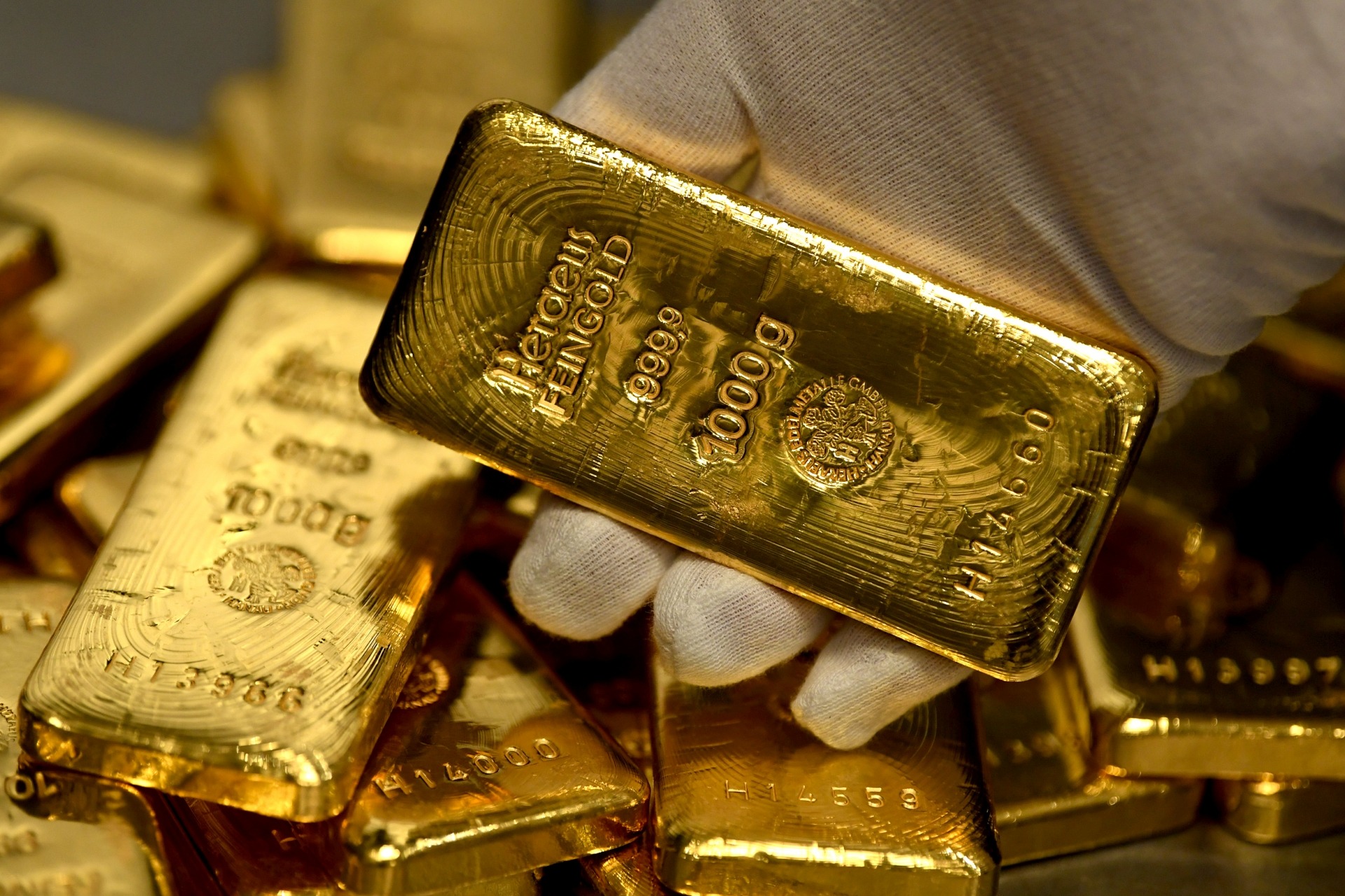 Estabilidad de los precios del oro ante la expectativa de desarrollos geopolíticos y la postura cautelosa de la Reserva Federal