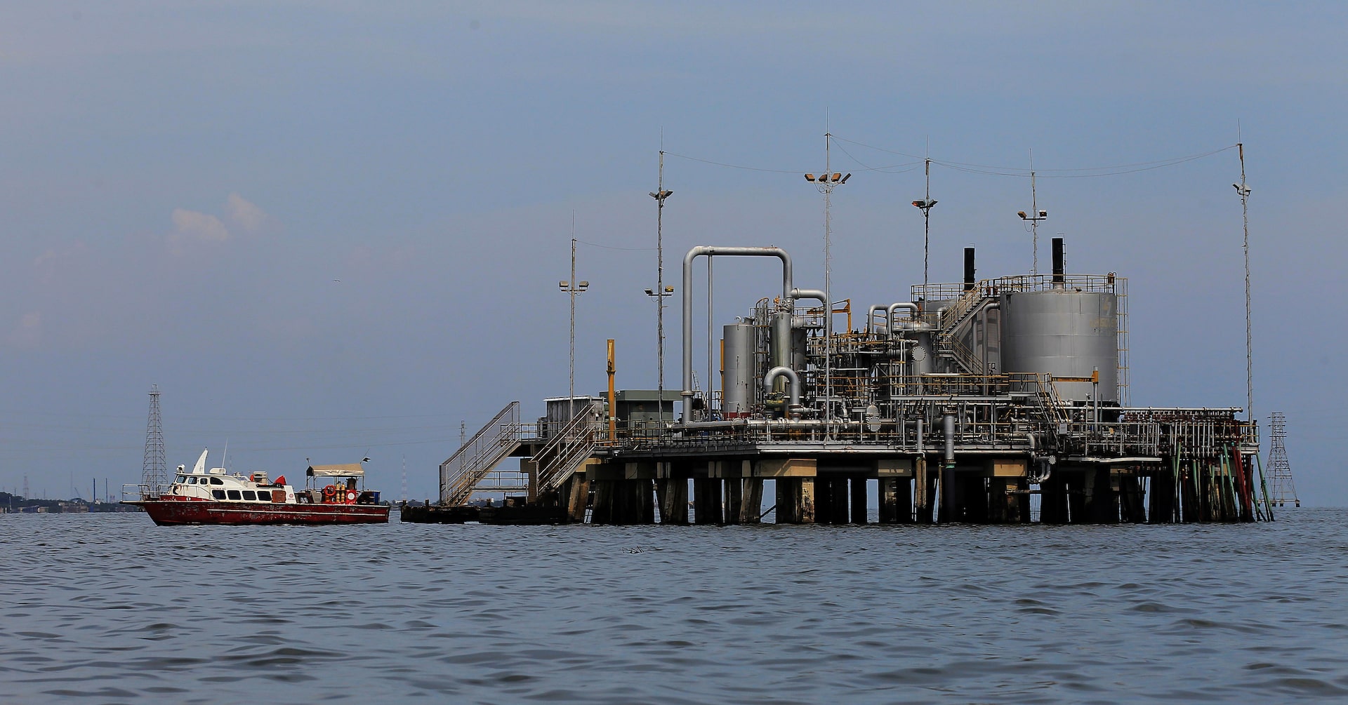 U.S. Begins Global Marketing of Venezuelan Oil, Controls Revenue Flow