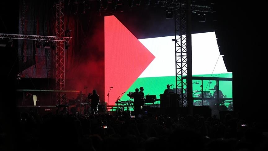 İngiliz "Masif Attack" grubu Sırbistan'ın ortasındaki Kragujevac şehrinde Filistin'i desteklediği bir konserde desteklerini dile getirdi