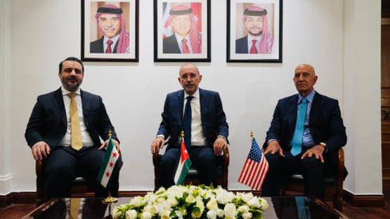 Tom Barrack diskutiert mit den Außenministern von Syrien und Jordanien in Amman Unterstützung für Stabilität und Wiederaufbau