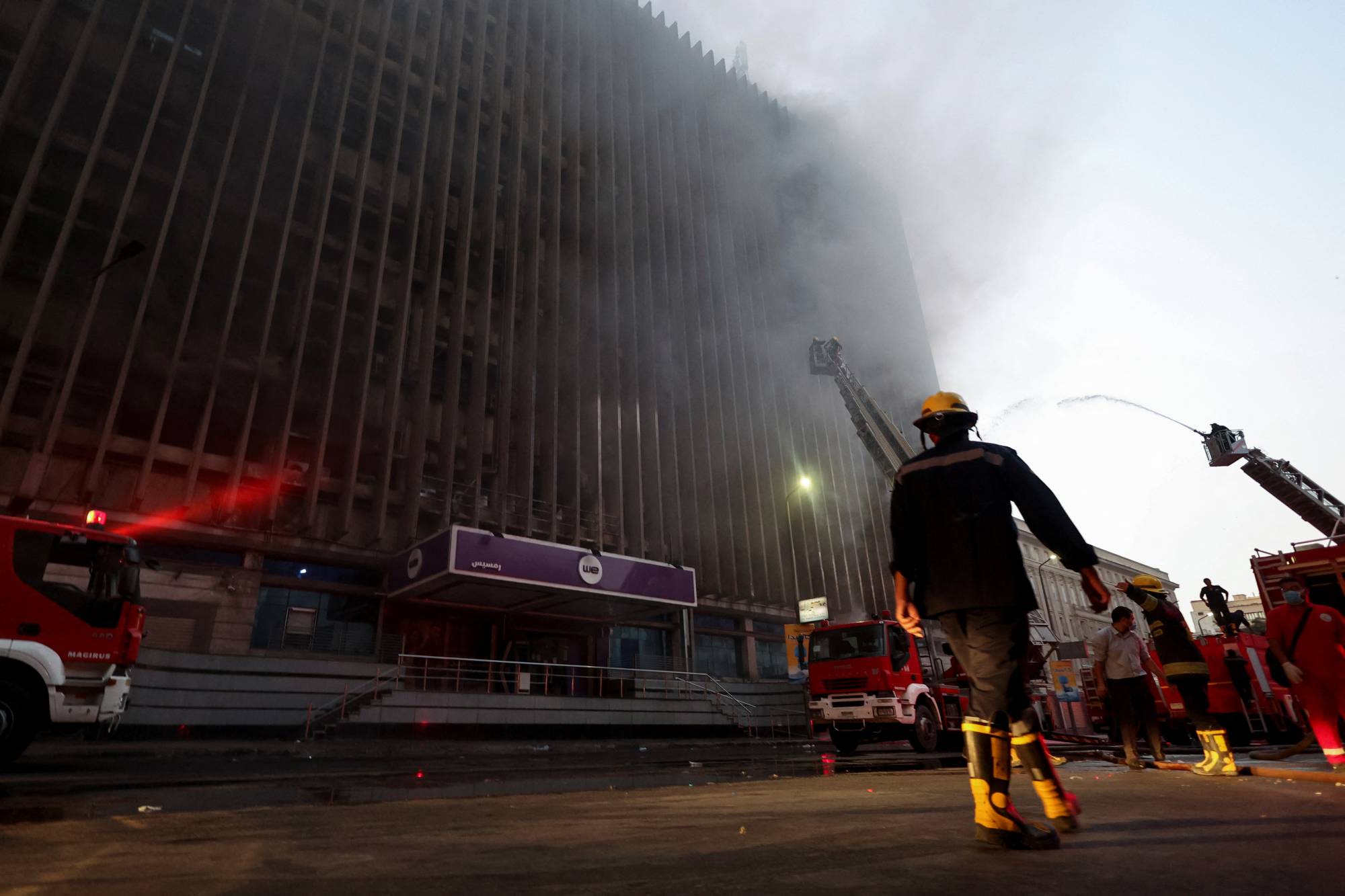 4 Killed and 30 Injured in Fire at Ramses Telecommunications Center in Cairo