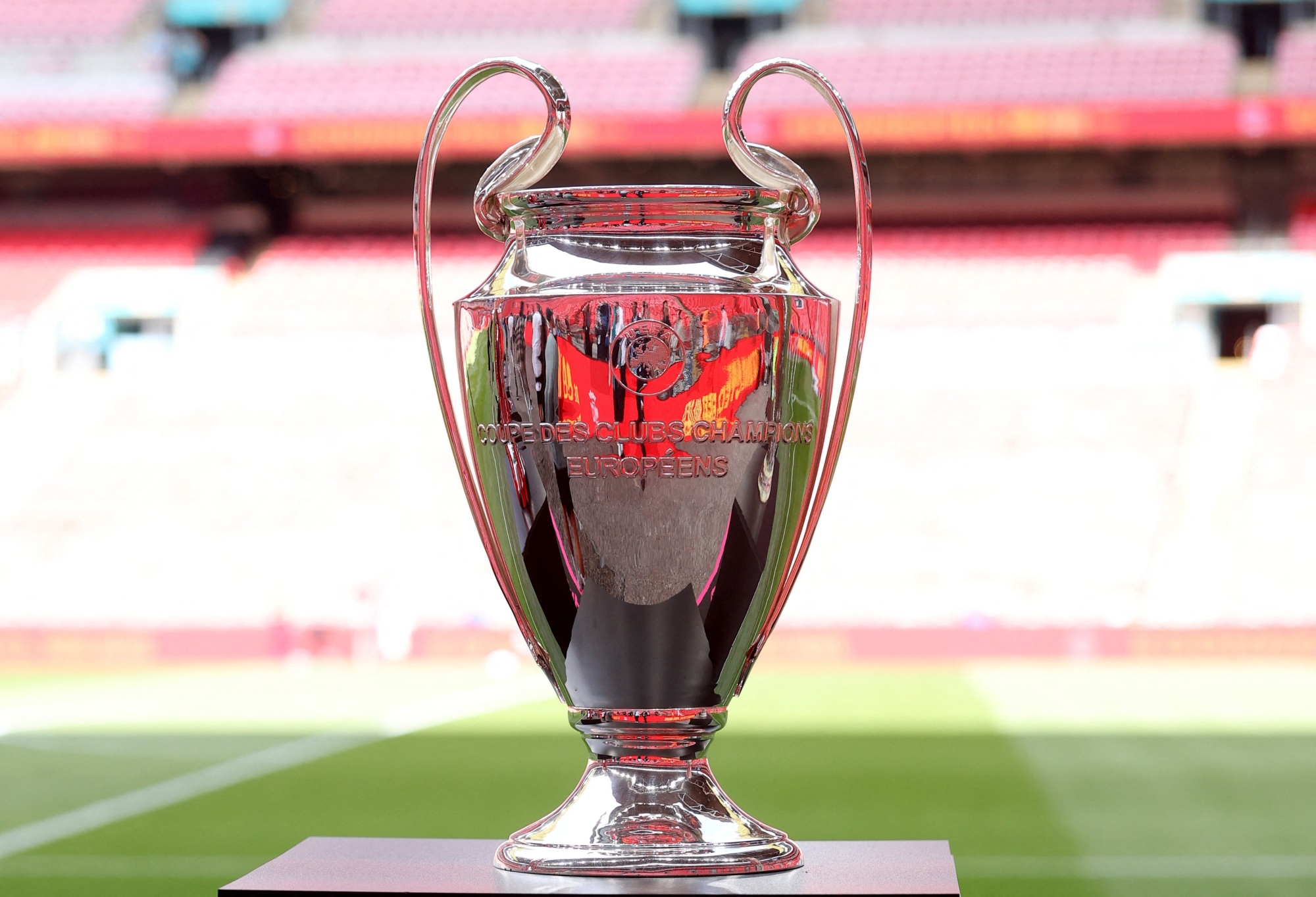UEFA, 2027 Şampiyonlar Ligi Finali'nin Madrid ve Varşova'da düzenleneceğini açıkladı ve Avrupa dışındaki maçların düzenlenmesi konusundaki kararı erteledi