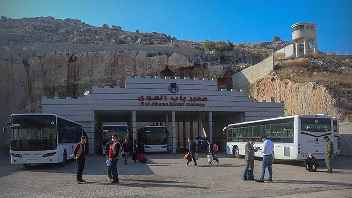 After 15 years of suspension... The first transit convoy crosses between Syria and Turkey via Bab al-Hawa