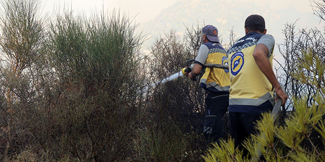 Die Feuerwehrteams setzen ihre Bemühungen fort, die verbleibenden Brände im westlichen Hama zu löschen