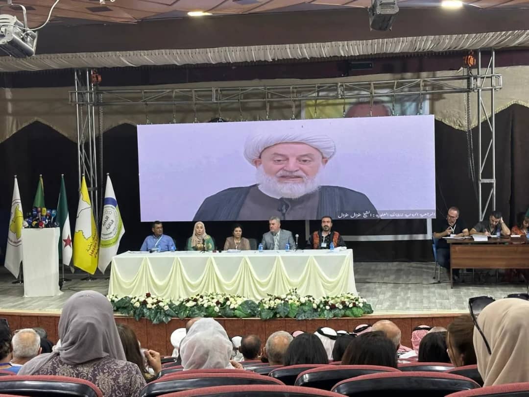 Avec la participation du cheikh Ghazal Ghazal et d'Al-Hijri en ligne.. les Forces démocratiques syriennes tiennent une conférence sur l'unité des positions des composantes syriennes
