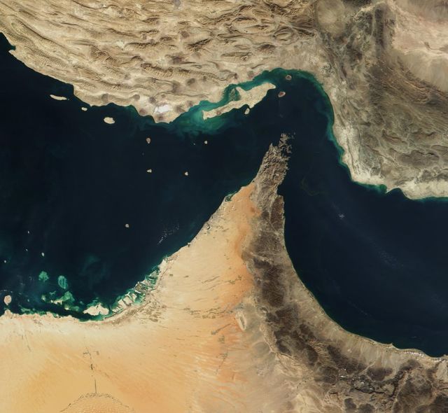 وزير إيراني سابق يحث على فرض شروط جديدة لمرور ناقلات الغاز عبر مضيق هرمز