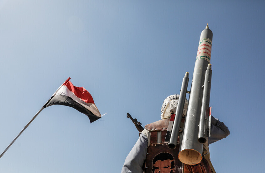الحوثيون يتبنون هجوماً جديداً على سفينة تجارية شمال البحر الأحمر