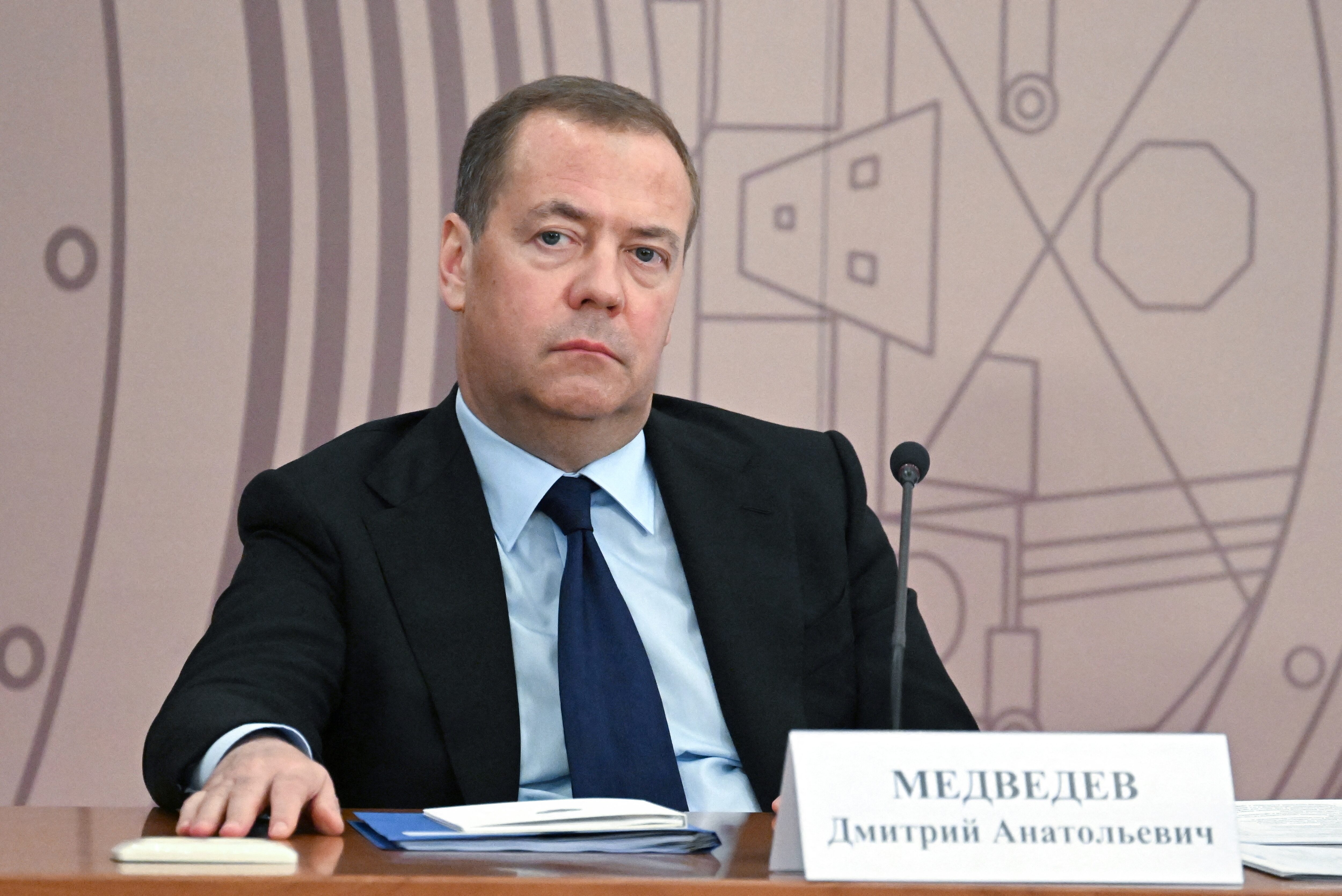Medvedev répond aux menaces de Zelensky : des armes qui ne protègent pas des abris