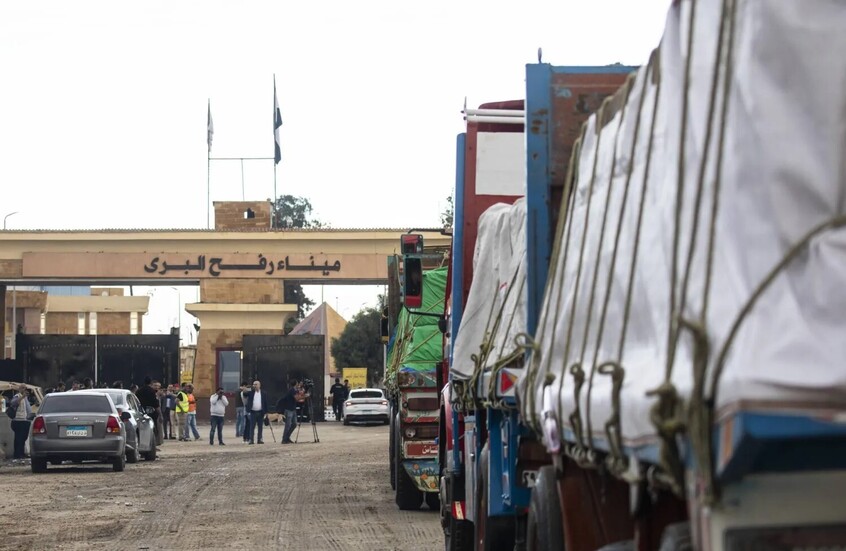 Después de la apertura de pasos humanitarios.. Egipto envía urgentemente convoyes de ayuda a Gaza