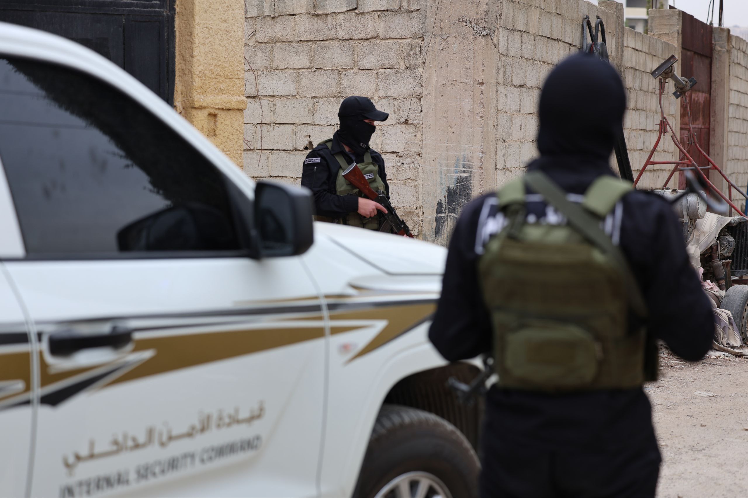 Internal Security Dismantles Arms Smuggling Network Linked to QSD, Sweida, and ISIS in Qudsaya