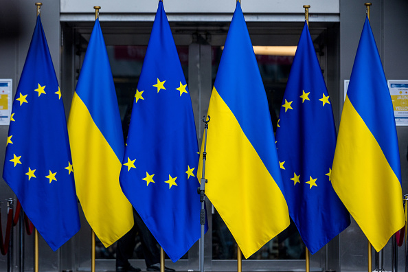 France hosts a European summit to provide "security guarantees" for Ukraine while Moscow warns against any intervention