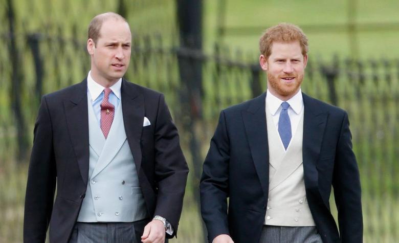 Después de la reunión en Clarence House: Harry avanza hacia el rey y choca con la pared de William