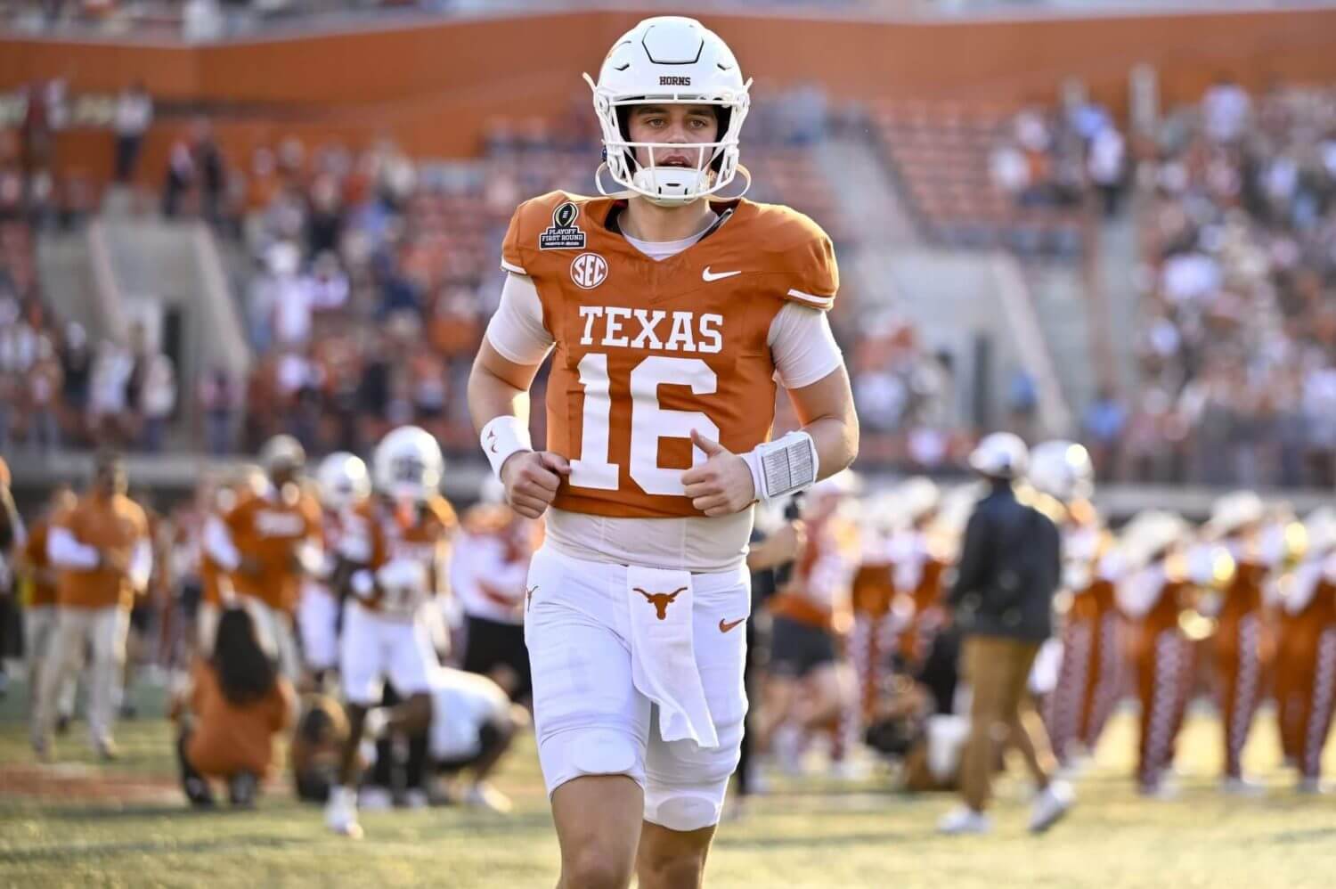 Texas Futbolu Haberleri: Arch Manning'in Parlaması ve Savunma Krizi