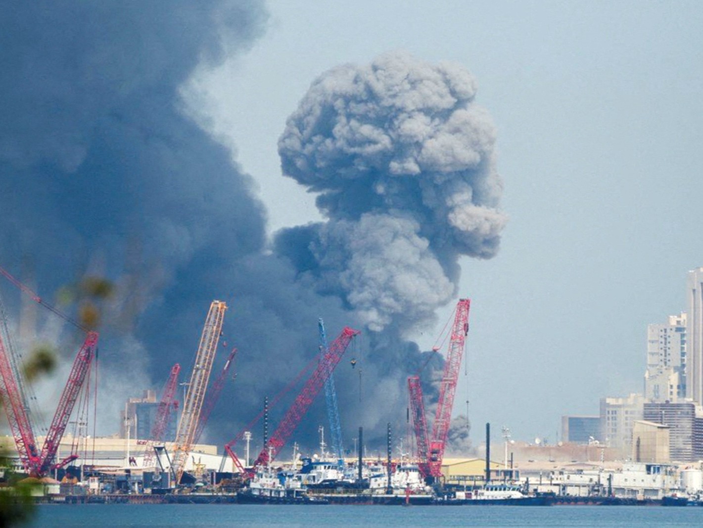 Les Émirats demandent à l'Iran de cesser immédiatement ses attaques et confirment prendre toutes les mesures légales pour protéger leur territoire